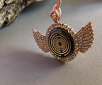 Amulett – glamour – Lakhovsky MWO – 25 mm / goldlegiert / Fassung altrose Farbe Engelsflügel – Produktansicht 1
