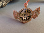 Amulett – glamour – Lakhovsky MWO – 25 mm / goldlegiert / Fassung altrose Farbe Engelsflügel – Produktansicht 1
