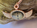 Amulett – glamour – Lakhovsky MWO – 25 mm / goldlegiert / Fassung altrose Farbe Engelsflügel – Produktansicht 1
