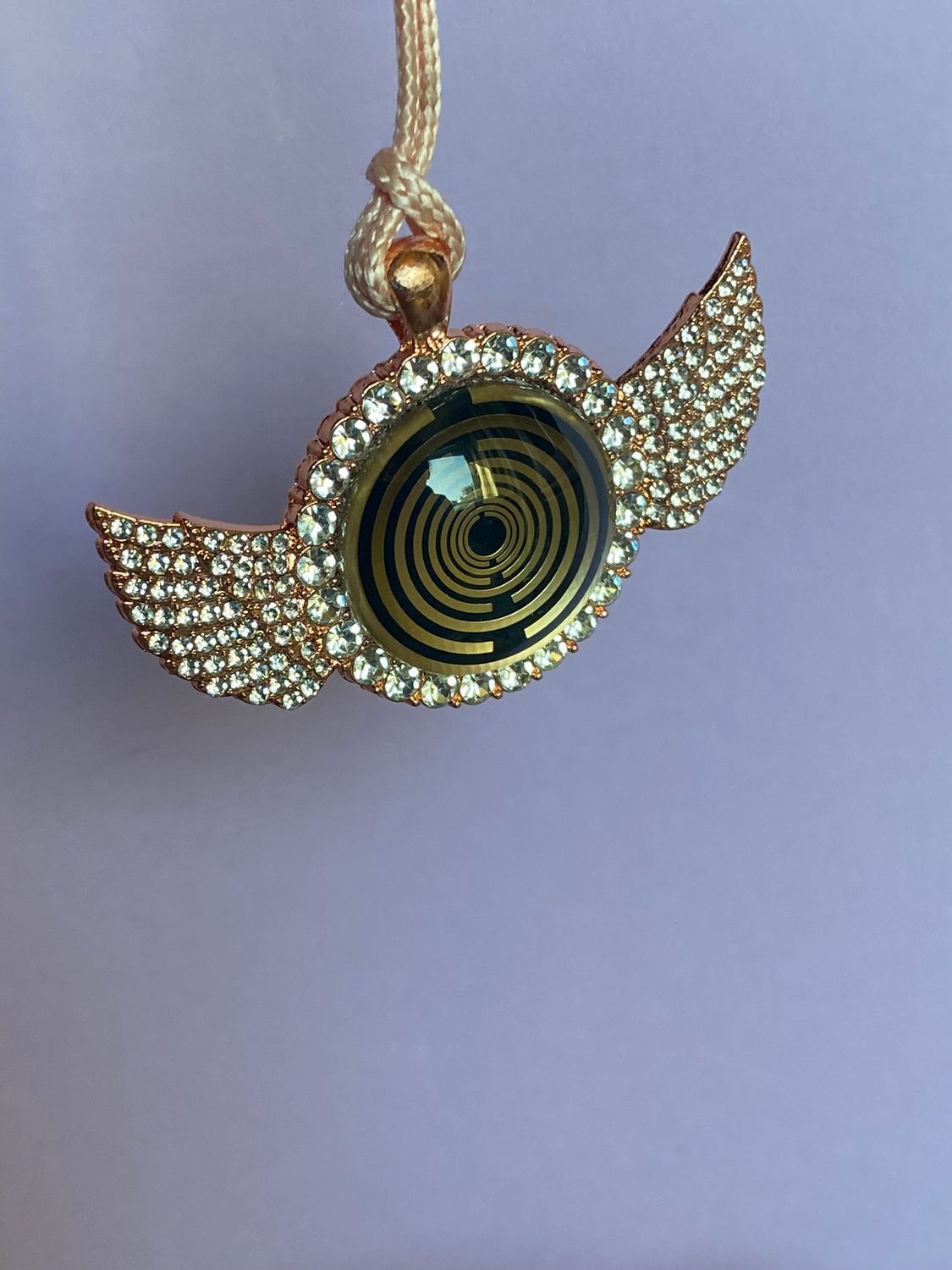 Amulett – glamour – Lakhovsky MWO – 25 mm / goldlegiert / Fassung altrose Farbe Engelsflügel – Produktansicht 1