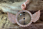Amulett – glamour – Lakhovsky MWO – 25 mm / goldlegiert / Fassung altrose Farbe Engelsflügel – Produktansicht 1