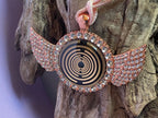 Amulett – glamour – Lakhovsky MWO – 25 mm / goldlegiert / Fassung altrose Farbe Engelsflügel – Produktansicht 1