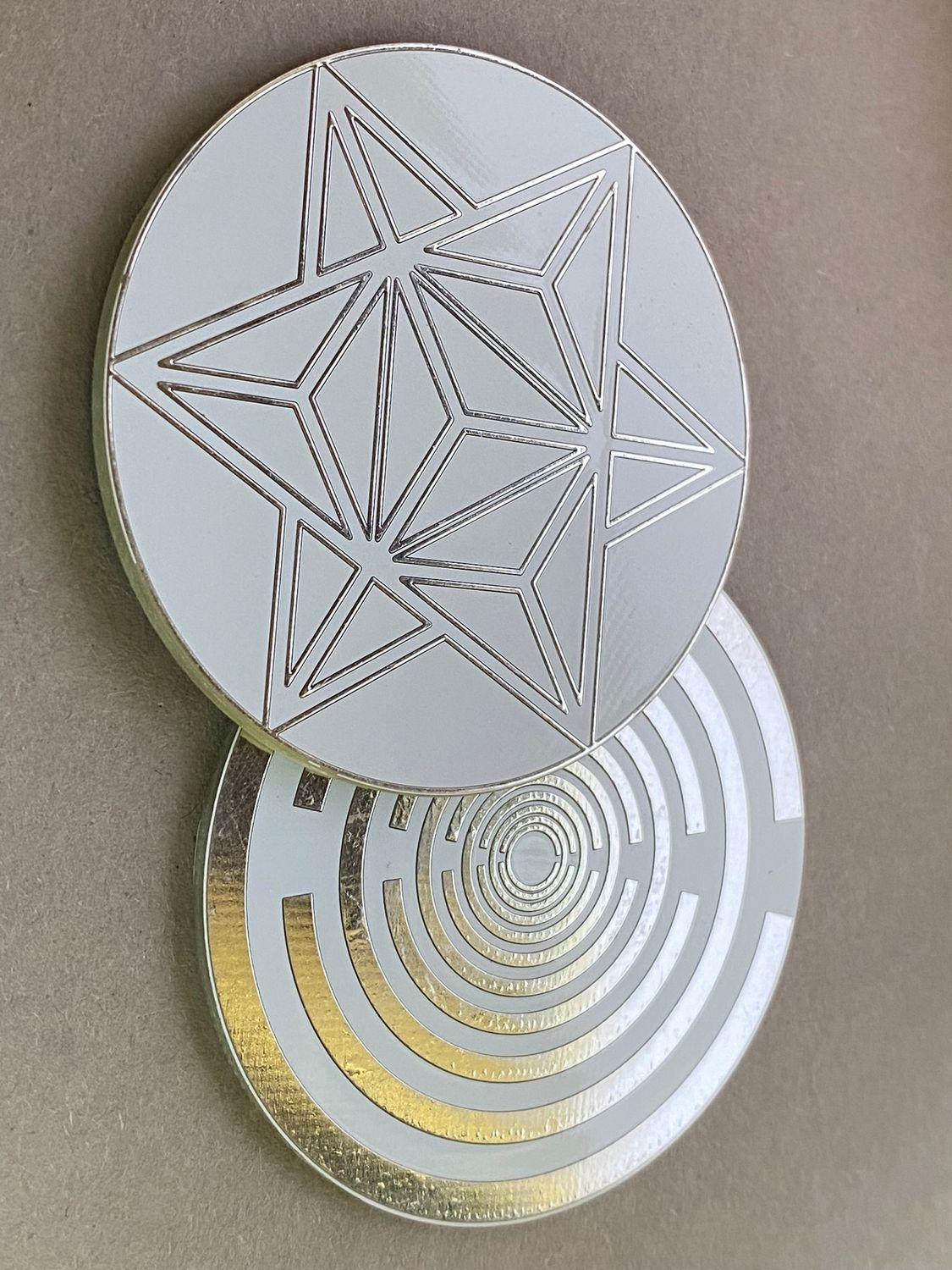 50 mm Disc – Lakhovsky MWO + Merkaba – zinnlegiert / weiß – Produktansicht 1