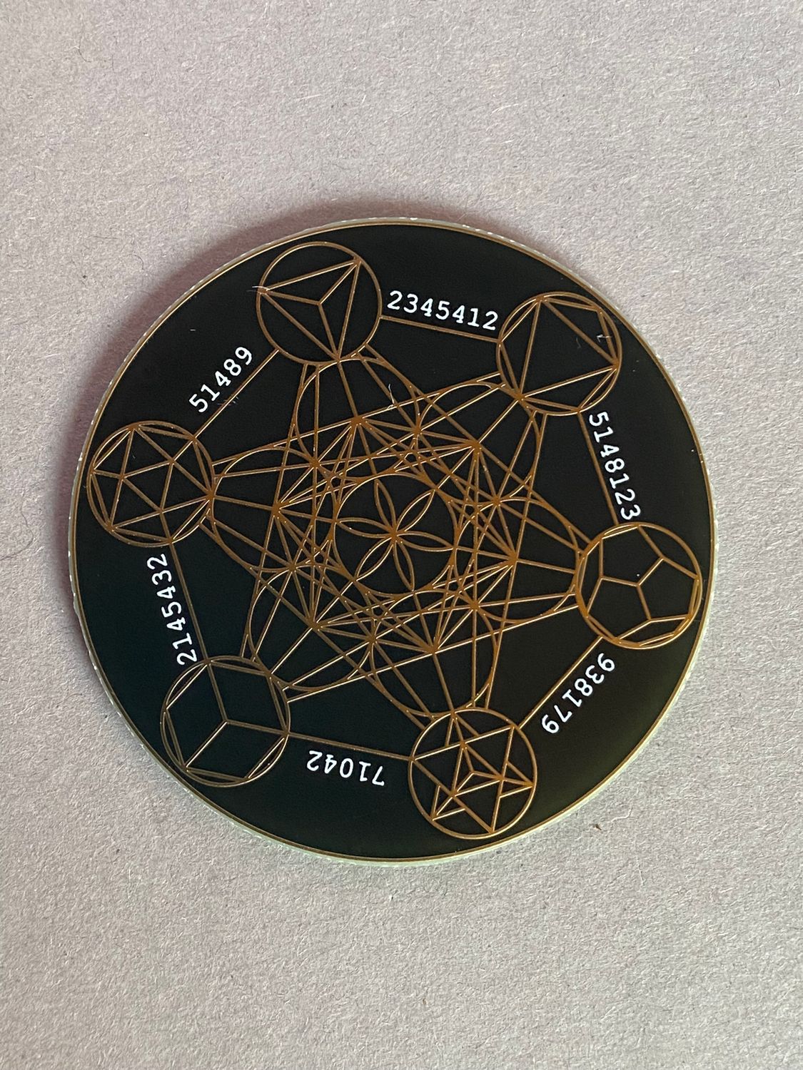 50 mm Disc – Metatron + Blume des Lebens – goldlegiert / schwarz – Produktansicht 1