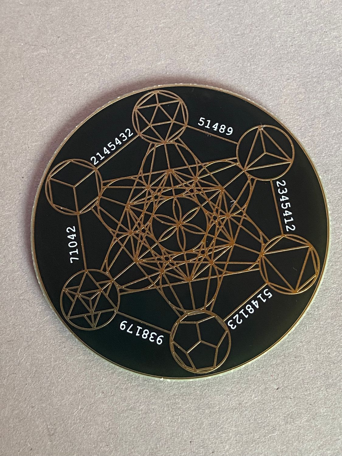 50 mm Disc – Metatron + Blume des Lebens – goldlegiert / schwarz – Produktansicht 1