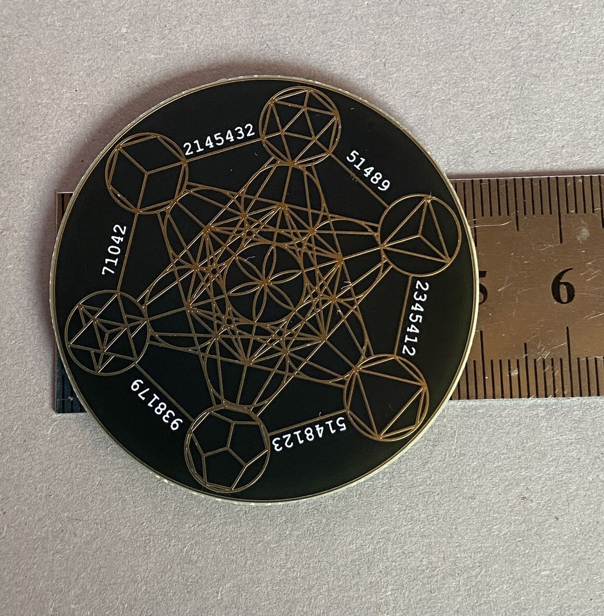 50 mm Disc – Metatron + Blume des Lebens – goldlegiert / schwarz – Produktansicht 1