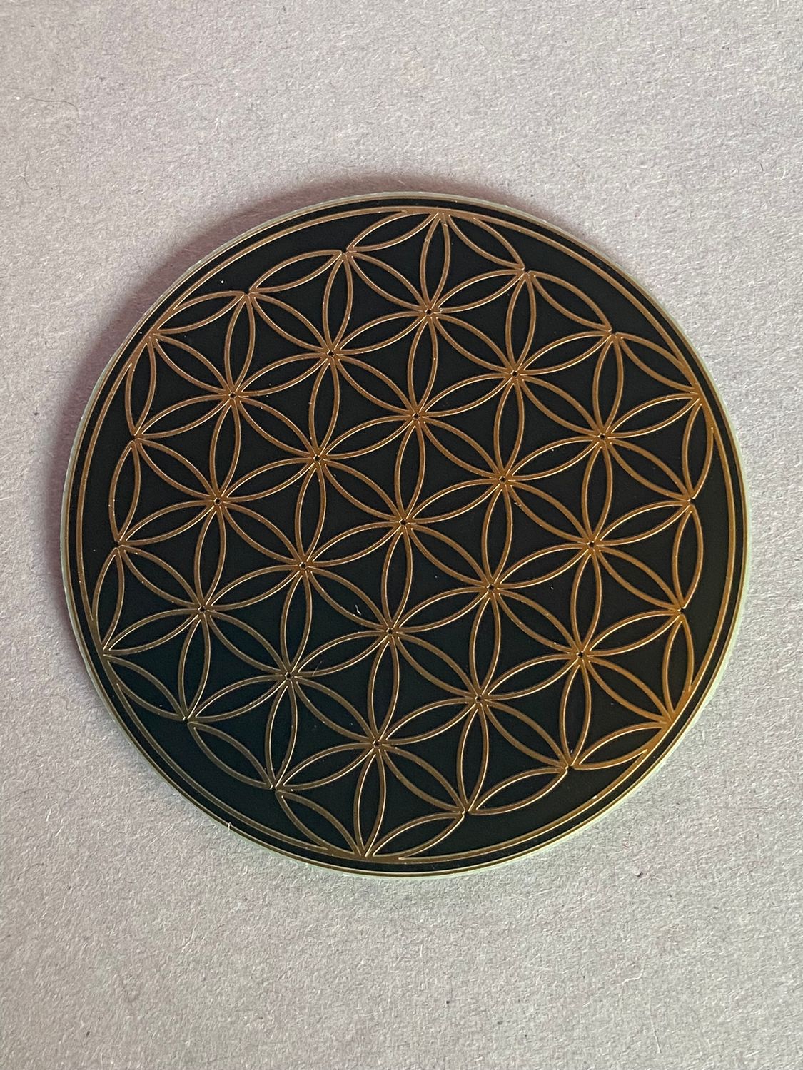 50 mm Disc – Metatron + Blume des Lebens – goldlegiert / schwarz – Produktansicht 1