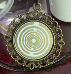 Amulett – bronzefarben, Lakhovsky MWOn Symbol, Disc in weiß 25 mm, goldlegiert, kupferunterlegt – Produktansicht 1