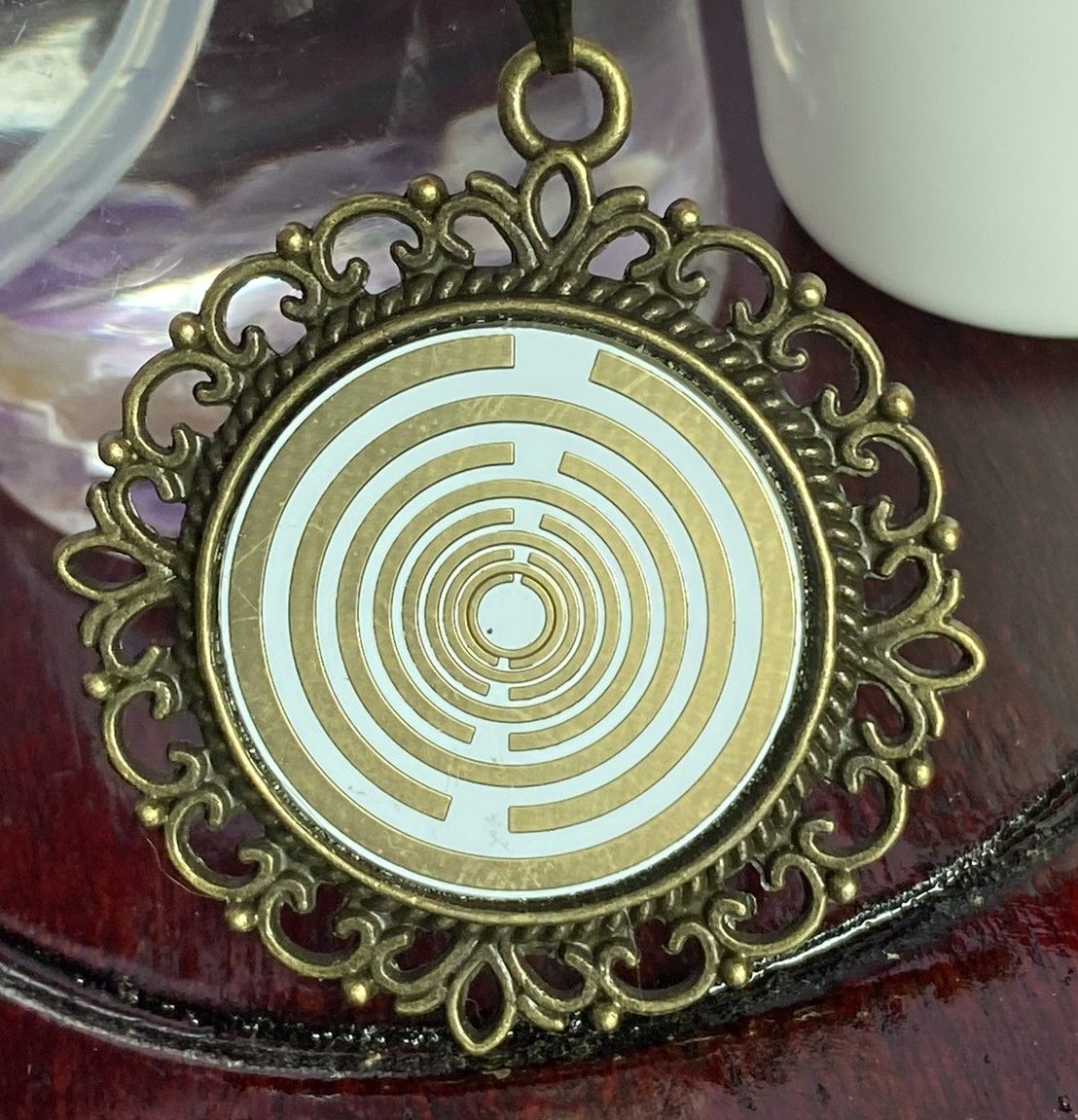 Amulett – bronzefarben, Lakhovsky MWOn Symbol, Disc in weiß 25 mm, goldlegiert, kupferunterlegt – Produktansicht 1