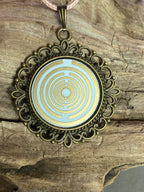 Amulett – bronzefarben, Lakhovsky MWOn Symbol, Disc in weiß 25 mm, goldlegiert, kupferunterlegt – Produktansicht 1