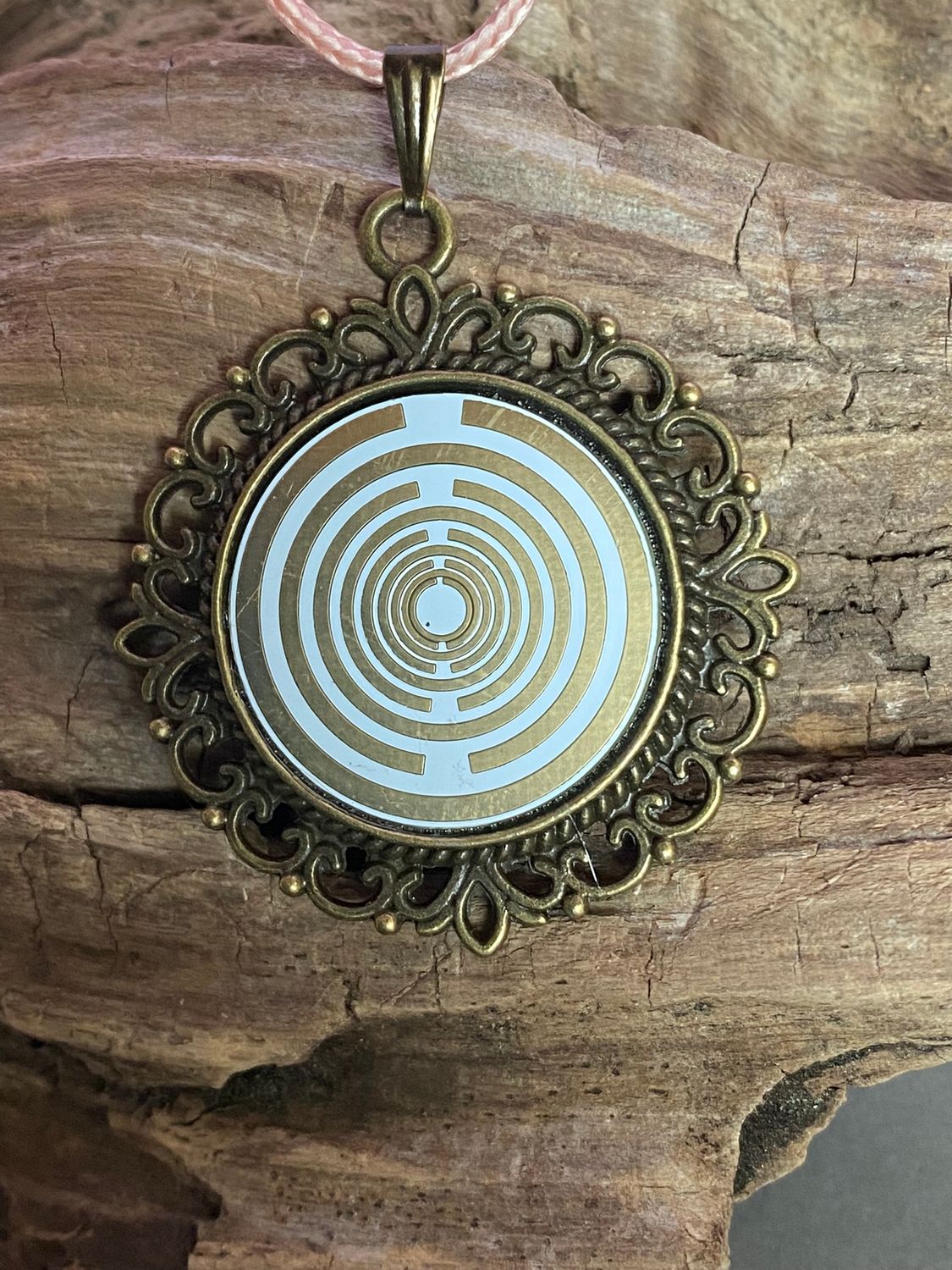Amulett – bronzefarben, Lakhovsky MWOn Symbol, Disc in weiß 25 mm, goldlegiert, kupferunterlegt – Produktansicht 1