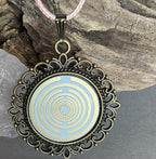 Amulett – bronzefarben, Lakhovsky MWOn Symbol, Disc in weiß 25 mm, goldlegiert, kupferunterlegt – Produktansicht 1