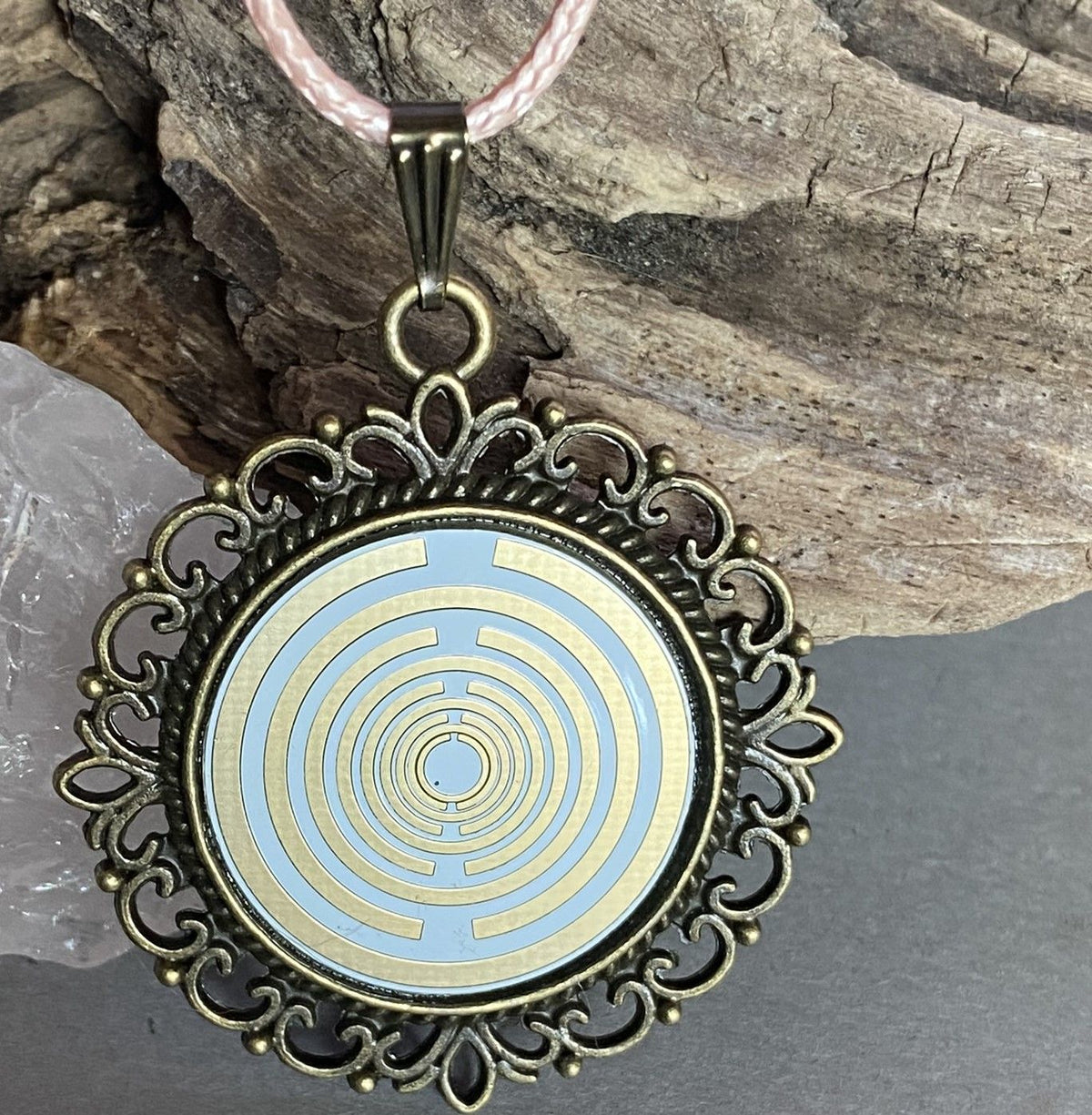 Amulett – bronzefarben, Lakhovsky MWOn Symbol, Disc in weiß 25 mm, goldlegiert, kupferunterlegt – Produktansicht 1