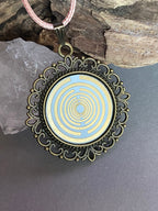 Amulett – bronzefarben, Lakhovsky MWOn Symbol, Disc in weiß 25 mm, goldlegiert, kupferunterlegt – Produktansicht 1