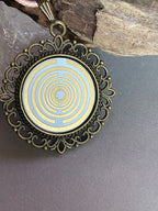 Amulett – bronzefarben, Lakhovsky MWOn Symbol, Disc in weiß 25 mm, goldlegiert, kupferunterlegt – Produktansicht 1