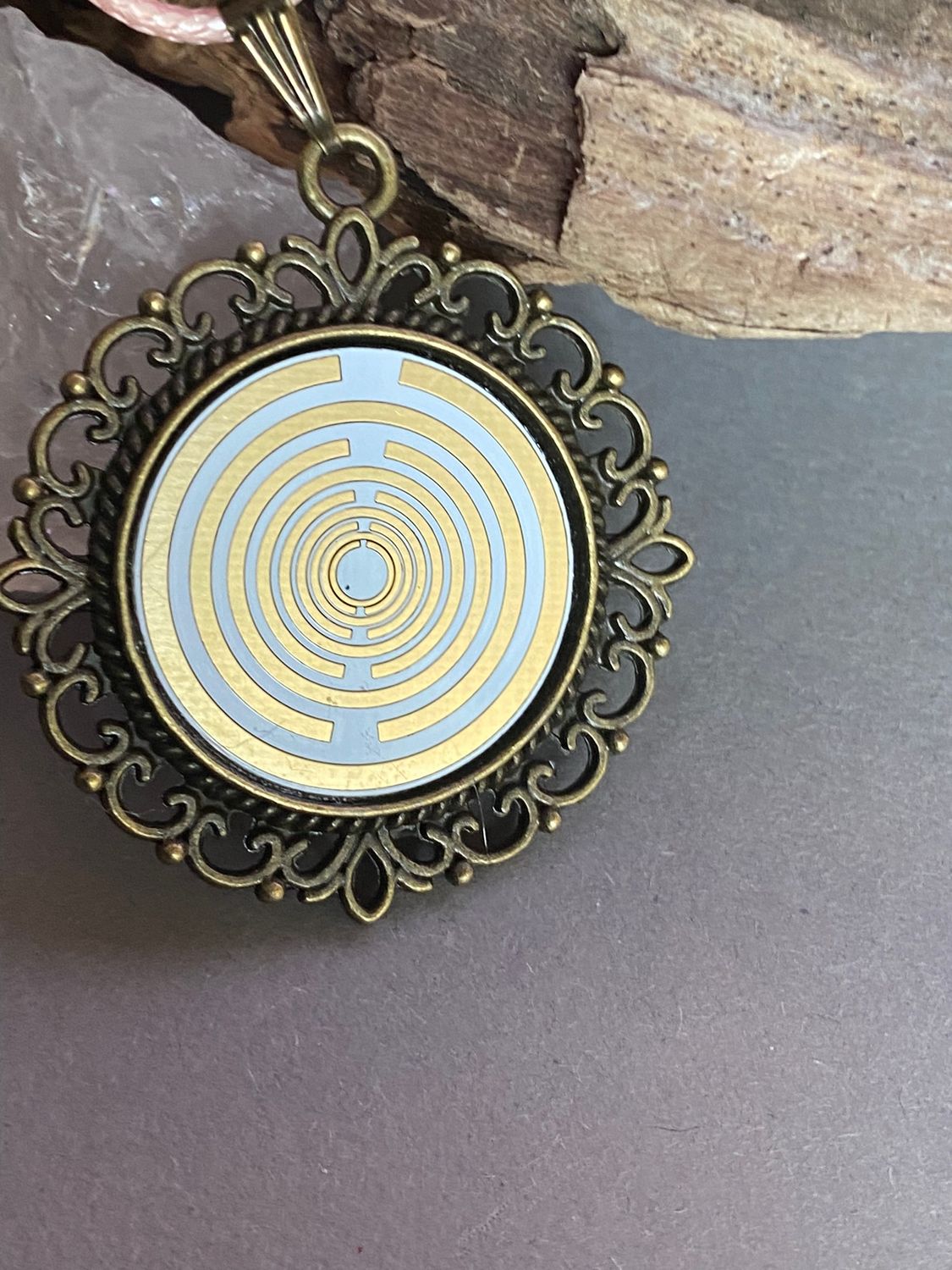 Amulett – bronzefarben, Lakhovsky MWOn Symbol, Disc in weiß 25 mm, goldlegiert, kupferunterlegt – Produktansicht 1