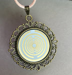 Amulett – bronzefarben, Lakhovsky MWOn Symbol, Disc in weiß 25 mm, goldlegiert, kupferunterlegt – Produktansicht 1