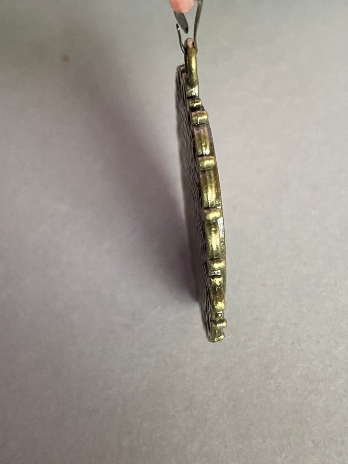Amulett – bronzefarben, Lakhovsky MWOn Symbol, Disc in weiß 25 mm, goldlegiert, kupferunterlegt – Produktansicht 1