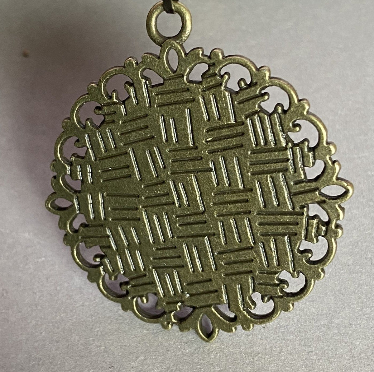 Amulett – bronzefarben, Lakhovsky MWOn Symbol, Disc in weiß 25 mm, goldlegiert, kupferunterlegt – Produktansicht 1