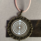 Amulett – bronzefarben, Lakhovsky MWOn Symbol, Disc in weiß 25 mm, goldlegiert, kupferunterlegt – Produktansicht 1
