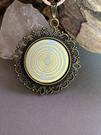 Amulett – bronzefarben, Lakhovsky MWOn Symbol, Disc in weiß 25 mm, goldlegiert, kupferunterlegt – Produktansicht 1