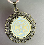 Amulett – bronzefarben, Lakhovsky MWOn Symbol, Disc in weiß 25 mm, goldlegiert, kupferunterlegt – Produktansicht 1