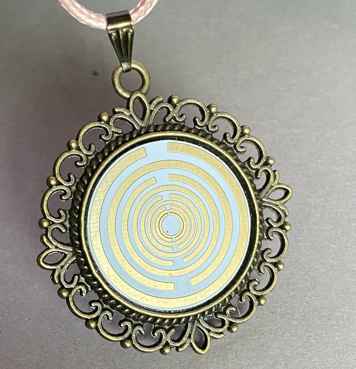 Amulett – bronzefarben, Lakhovsky MWOn Symbol, Disc in weiß 25 mm, goldlegiert, kupferunterlegt – Produktansicht 1