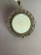 Amulett – bronzefarben, Lakhovsky MWOn Symbol, Disc in weiß 25 mm, goldlegiert, kupferunterlegt – Produktansicht 1