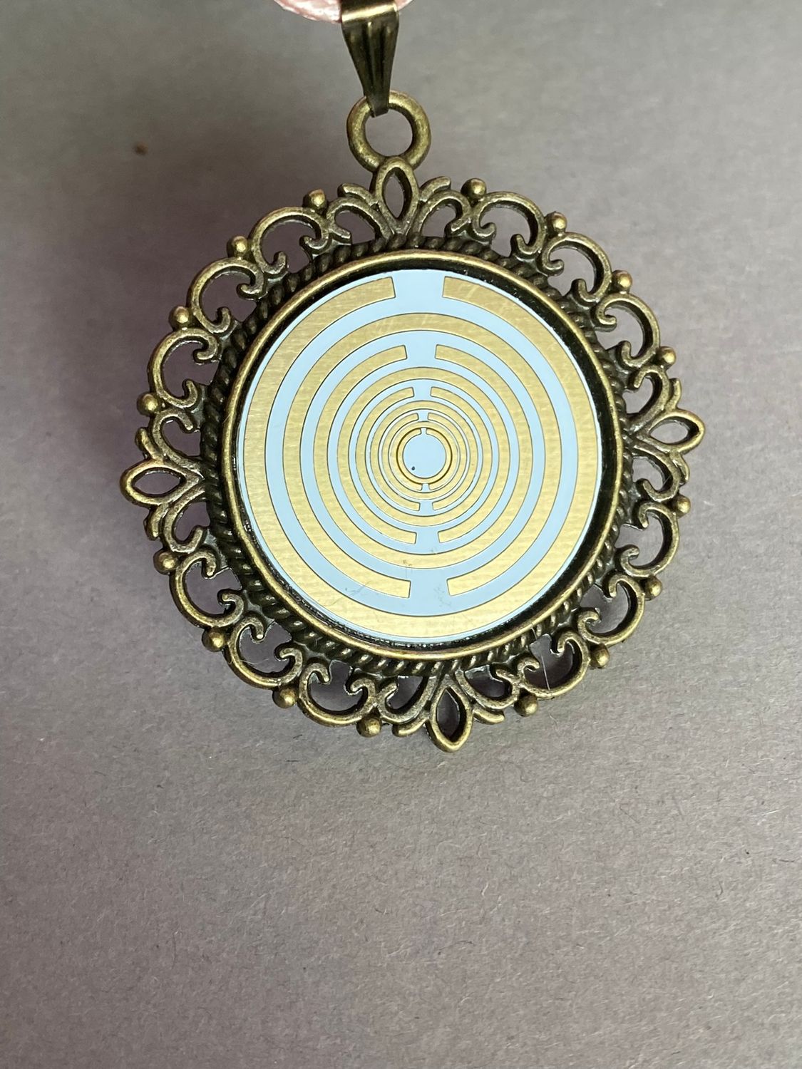 Amulett – bronzefarben, Lakhovsky MWOn Symbol, Disc in weiß 25 mm, goldlegiert, kupferunterlegt – Produktansicht 1