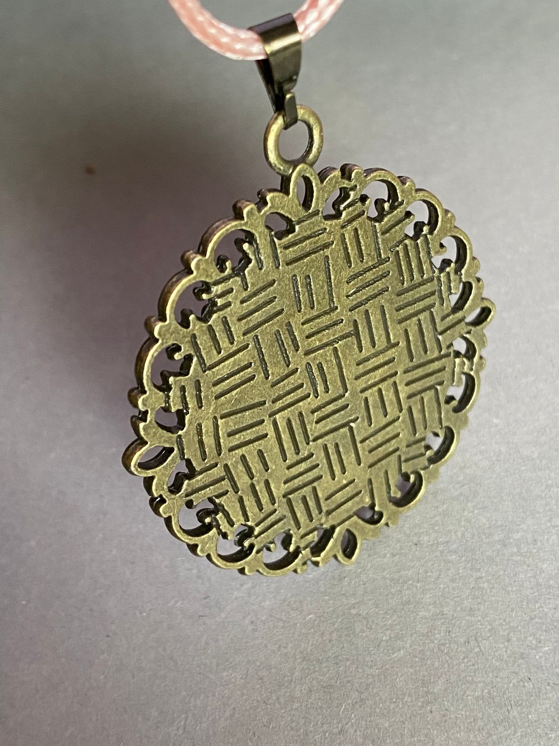 Amulett – bronzefarben, Lakhovsky MWOn Symbol, Disc in weiß 25 mm, goldlegiert, kupferunterlegt – Produktansicht 1