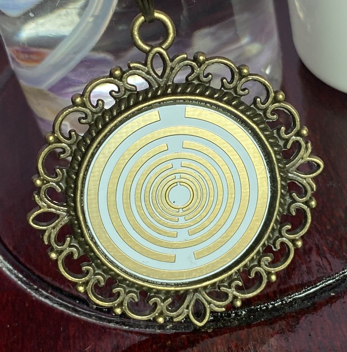 Amulett – bronzefarben, Lakhovsky MWOn Symbol, Disc in weiß 25 mm, goldlegiert, kupferunterlegt – Produktansicht 1
