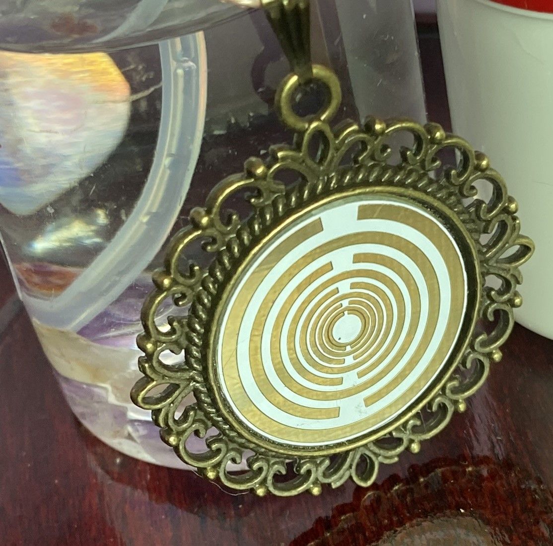 Amulett – bronzefarben, Lakhovsky MWOn Symbol, Disc in weiß 25 mm, goldlegiert, kupferunterlegt – Produktansicht 1
