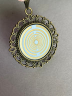 Amulett – bronzefarben, Lakhovsky MWOn Symbol, Disc in weiß 25 mm, goldlegiert, kupferunterlegt – Produktansicht 1