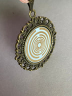 Amulett – bronzefarben, Lakhovsky MWOn Symbol, Disc in weiß 25 mm, goldlegiert, kupferunterlegt – Produktansicht 1