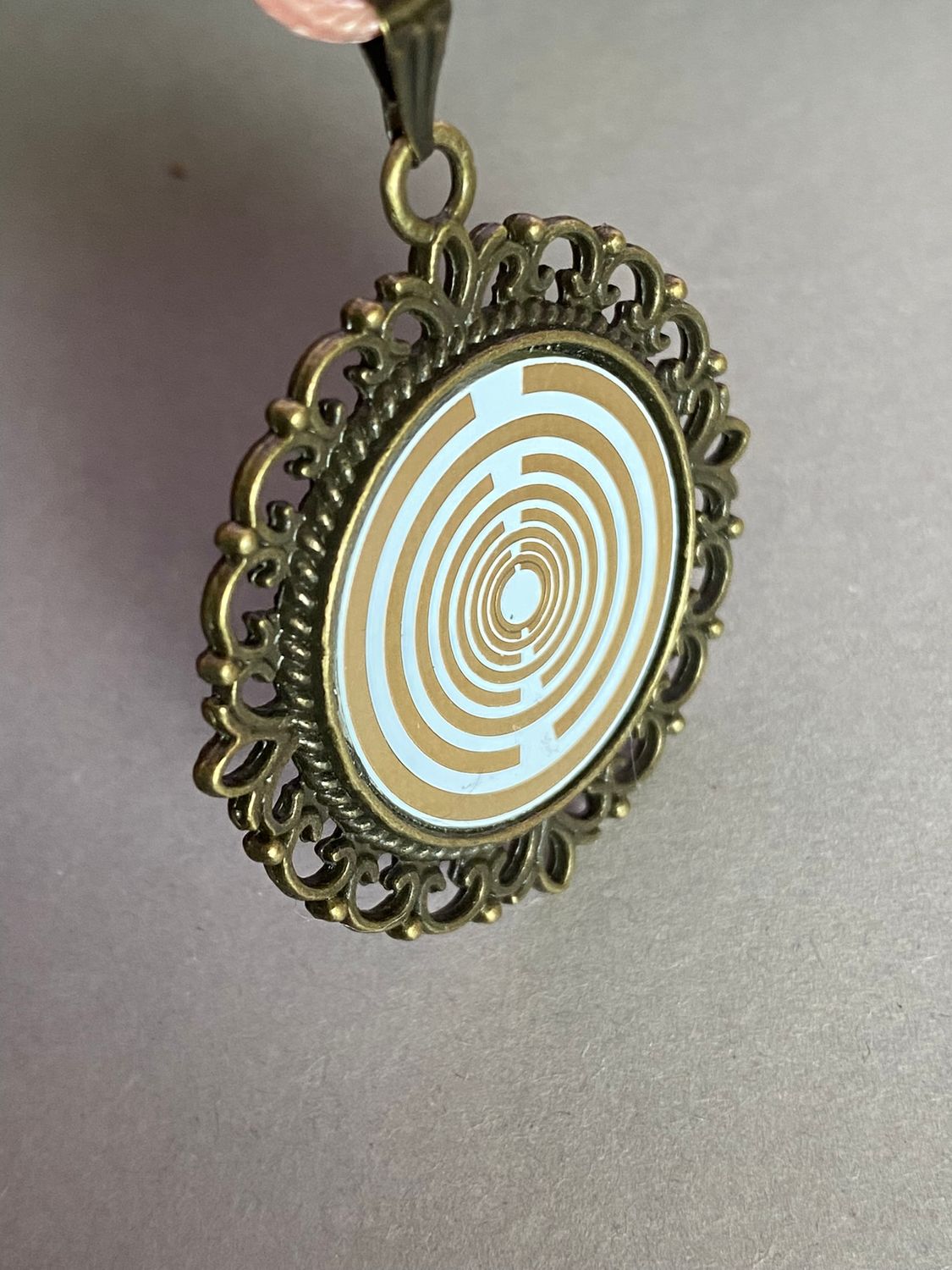 Amulett – bronzefarben, Lakhovsky MWOn Symbol, Disc in weiß 25 mm, goldlegiert, kupferunterlegt – Produktansicht 1