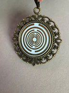 Amulett – bronzefarben, Lakhovsky MWOn Symbol, Disc in weiß 25 mm, goldlegiert, kupferunterlegt – Produktansicht 1