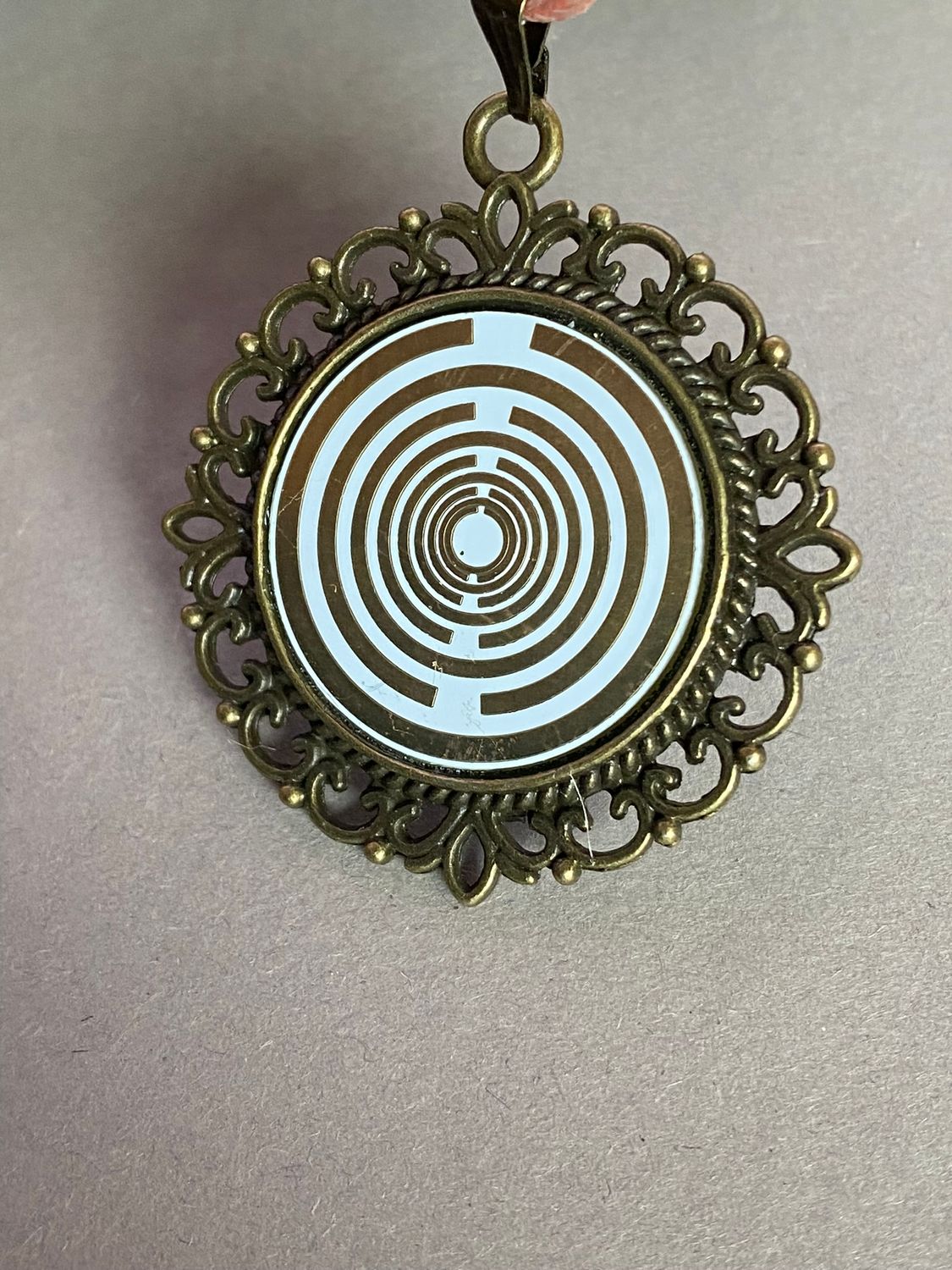 Amulett – bronzefarben, Lakhovsky MWOn Symbol, Disc in weiß 25 mm, goldlegiert, kupferunterlegt – Produktansicht 1