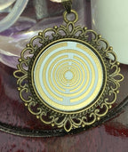 Amulett – bronzefarben, Lakhovsky MWOn Symbol, Disc in weiß 25 mm, goldlegiert, kupferunterlegt – Produktansicht 1