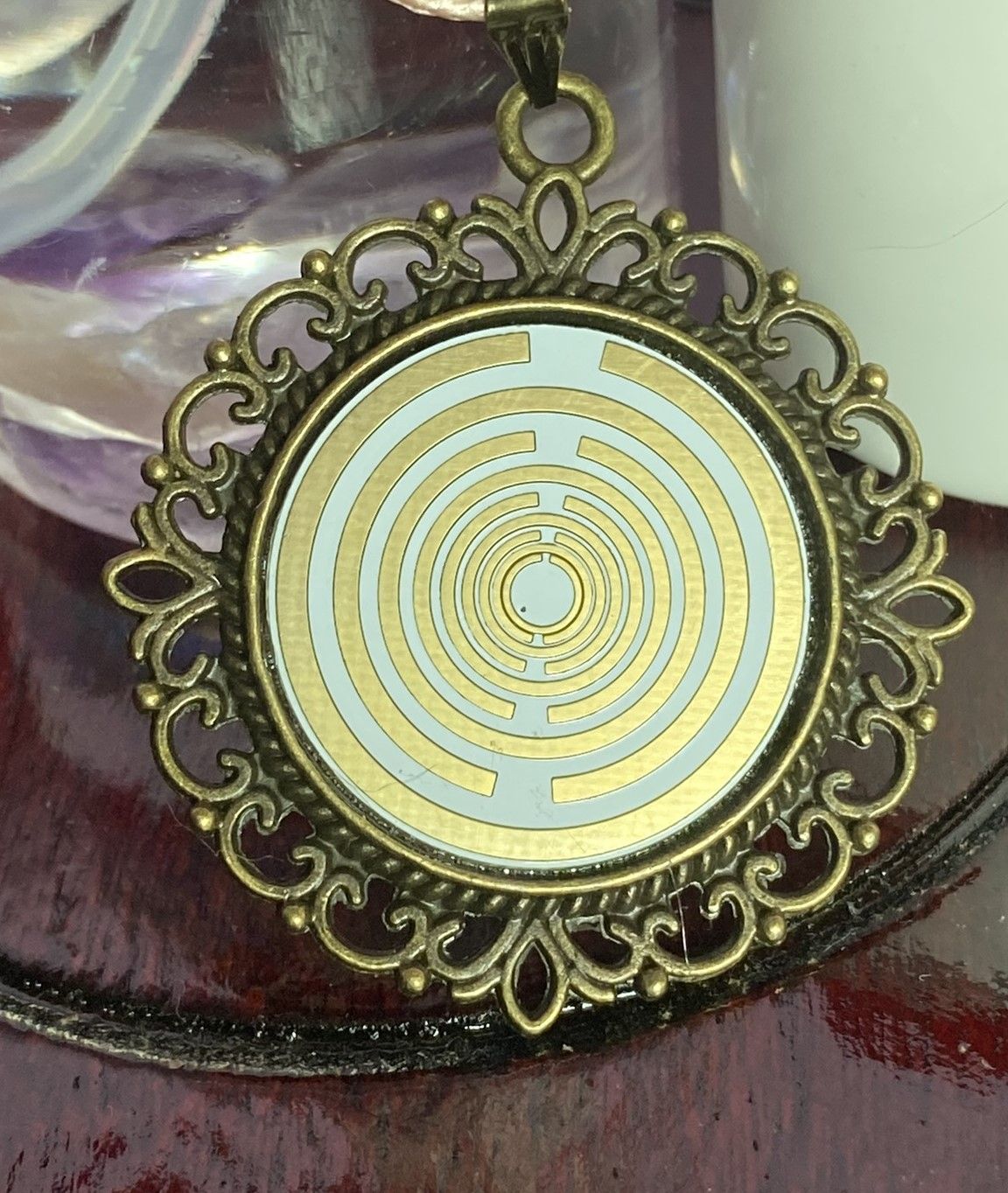 Amulett – bronzefarben, Lakhovsky MWOn Symbol, Disc in weiß 25 mm, goldlegiert, kupferunterlegt – Produktansicht 1