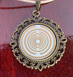 Amulett – bronzefarben, Lakhovsky MWOn Symbol, Disc in weiß 25 mm, goldlegiert, kupferunterlegt – Produktansicht 1