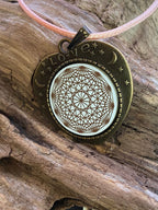 Amulett – bronzefarben, Lakhovsky MWOn Symbol, Disc in weiß 25 mm, goldlegiert, kupferunterlegt – Produktansicht 1