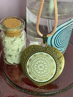 Amulett – bronzefarben, Lakhovsky MWOn Symbol, Disc in weiß 25 mm, goldlegiert, kupferunterlegt – Produktansicht 1