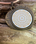Amulett – bronzefarben, Lakhovsky MWOn Symbol, Disc in weiß 25 mm, goldlegiert, kupferunterlegt – Produktansicht 1