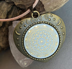Amulett – bronzefarben, Lakhovsky MWOn Symbol, Disc in weiß 25 mm, goldlegiert, kupferunterlegt – Produktansicht 1