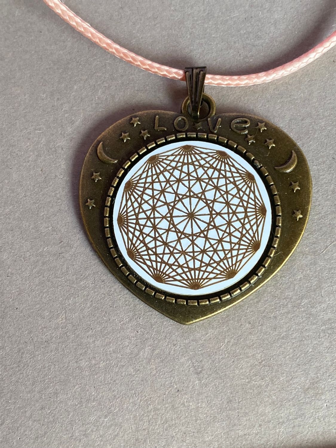 Amulett – bronzefarben, Lakhovsky MWOn Symbol, Disc in weiß 25 mm, goldlegiert, kupferunterlegt – Produktansicht 1
