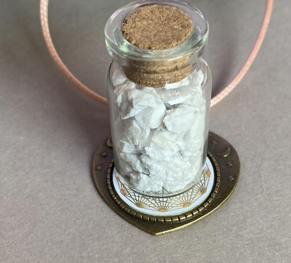 Amulett – bronzefarben, Lakhovsky MWOn Symbol, Disc in weiß 25 mm, goldlegiert, kupferunterlegt – Produktansicht 1