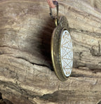 Amulett – bronzefarben, Lakhovsky MWOn Symbol, Disc in weiß 25 mm, goldlegiert, kupferunterlegt – Produktansicht 1