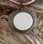 Amulett – bronzefarben, Lakhovsky MWOn Symbol, Disc in weiß 25 mm, goldlegiert, kupferunterlegt – Produktansicht 1