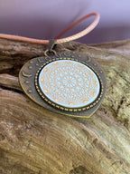 Amulett – bronzefarben, Lakhovsky MWOn Symbol, Disc in weiß 25 mm, goldlegiert, kupferunterlegt – Produktansicht 1