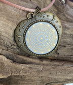 Amulett – bronzefarben, Lakhovsky MWOn Symbol, Disc in weiß 25 mm, goldlegiert, kupferunterlegt – Produktansicht 1